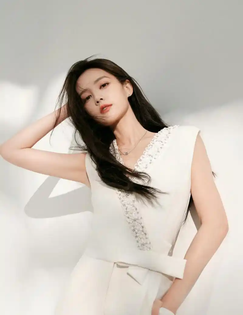 李一桐的白色西装很有质感,温柔又酷?[没眼看]