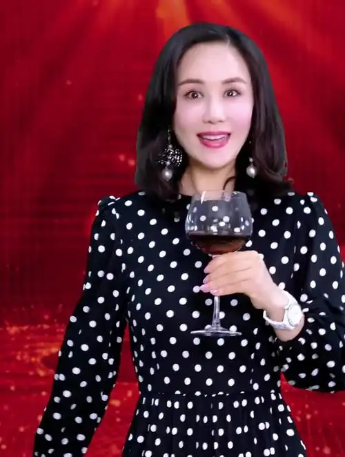 女高音歌唱家王莹演唱祝酒歌欢迎大家观看