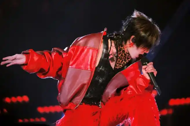 那就不能只说歌王华晨宇,你还要说鸟巢四面台第一人,全国演唱会规模最