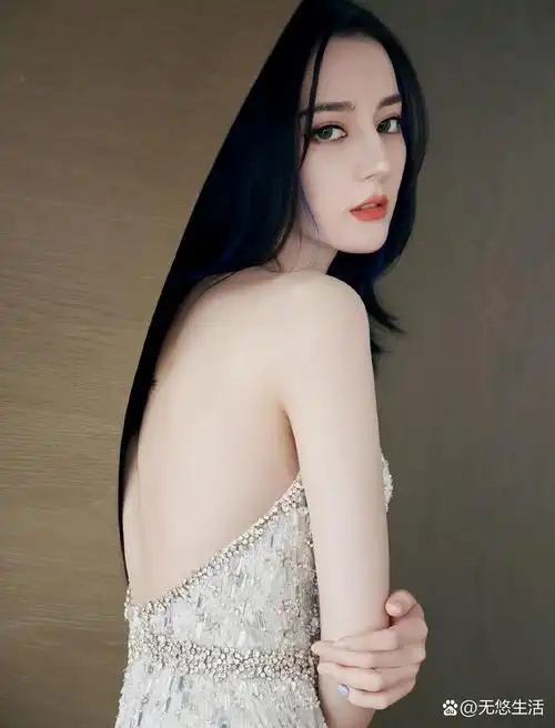 迪丽热巴一袭闪钻抹胸裙,开衩设计露出修长美腿,搭配同色系高跟鞋