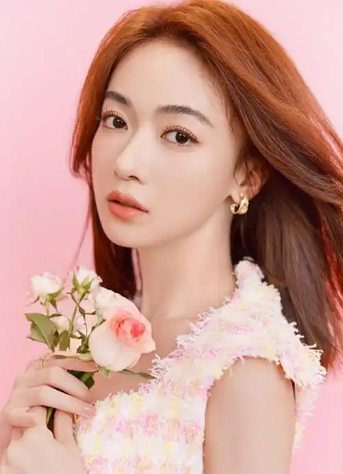 吴谨言《你好星期六》剧照,粉色格子连衣裙尽显大长腿,搭配侧披卷发