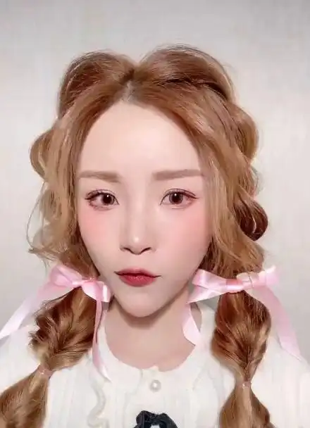 父老乡亲给你们研究了一款又简单又减龄的发型,太适合拍照了