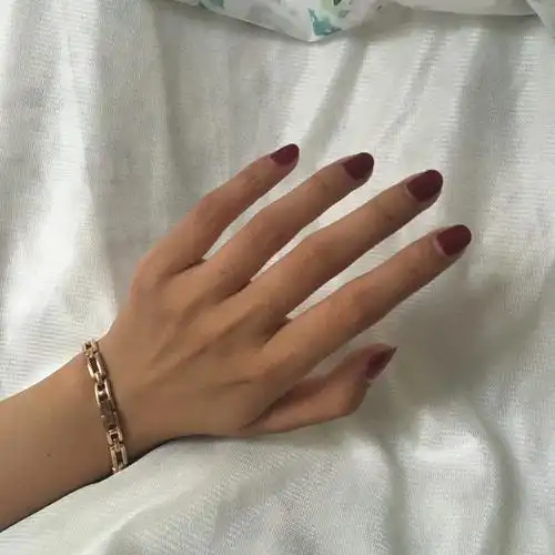 手比较瘦肤色偏黄黑选什么颜色的指甲油