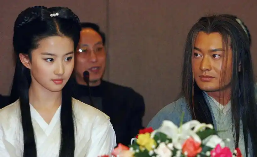 刘亦菲黄晓明肤色差太明显,昔日合影被扒出,杨过小龙女引回忆杀