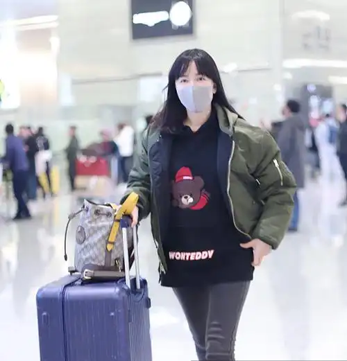 娄艺潇发福了?身着军绿色外搭现身,牛仔裤差点没装下双腿,尴尬