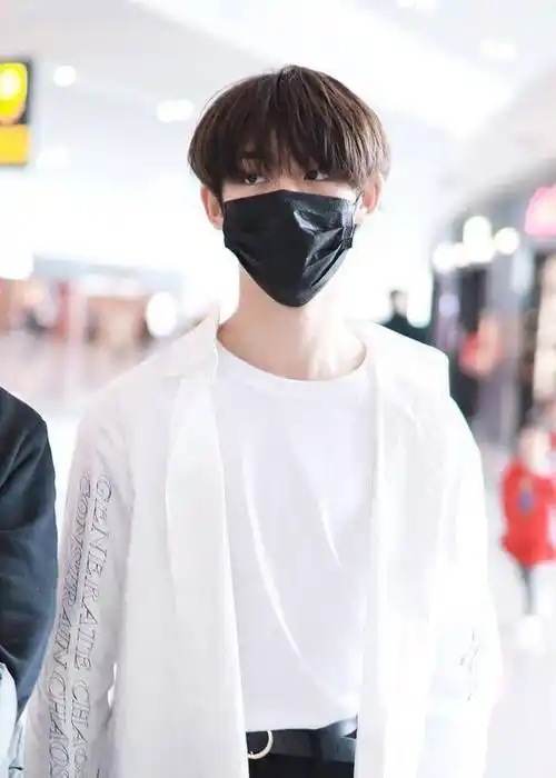 丁程鑫清爽穿搭现身机场,顺毛发型散发呆萌气息_姨母_台风_少年团