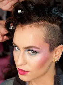 韩星演绎个性阴阳头 增添女人味_发型师姐手机版