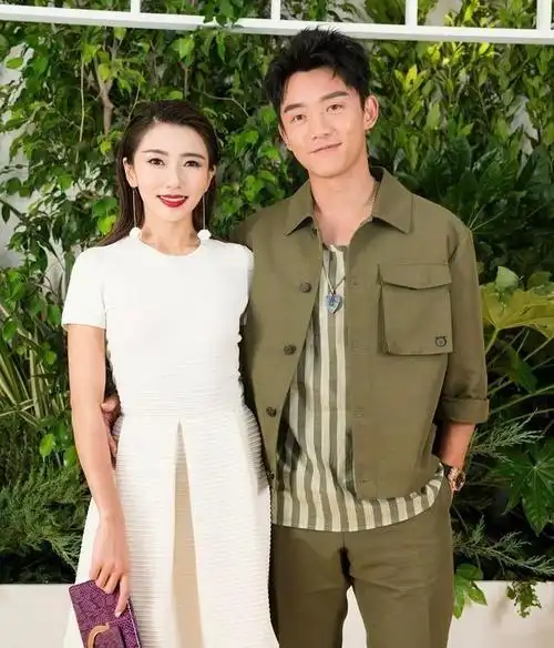 程晓玥官宣当妈晒孩子照片公布性别富二代老公不输郑恺窦骁