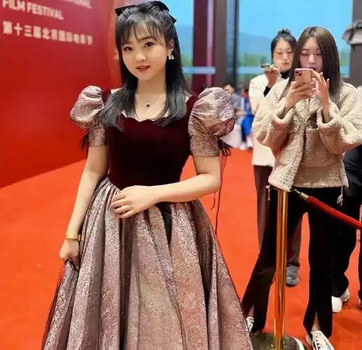 林妙可打扮土气参加婚礼,无滤镜照身材太胖吓坏网友_照片_魅力_气质