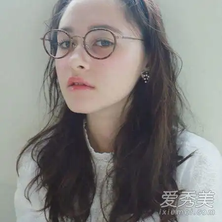 女生戴眼镜最适合的发型图片_爱美网发型