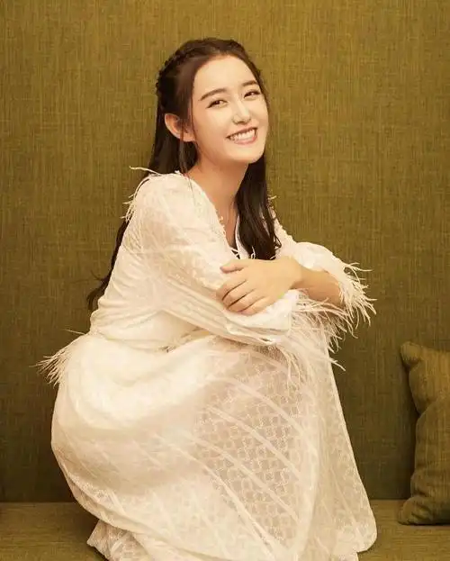 蒋依依是一个美丽的小公主,她穿着薄纱长裙气质优雅.