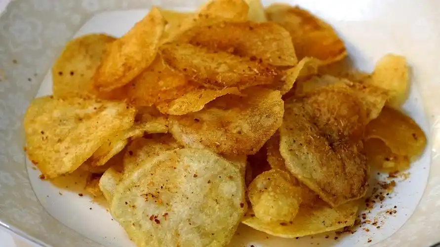 自制炸薯片,香香的,酥脆可口,两个土豆炸一大盘,给孩子当零食