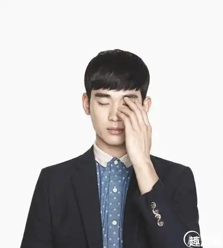 金秀贤俊美侧颜写真 流露知性男人魅力(1/4)