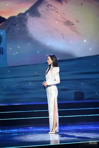 韩雪穿高开衩裙清新典雅雪白美腿抢镜