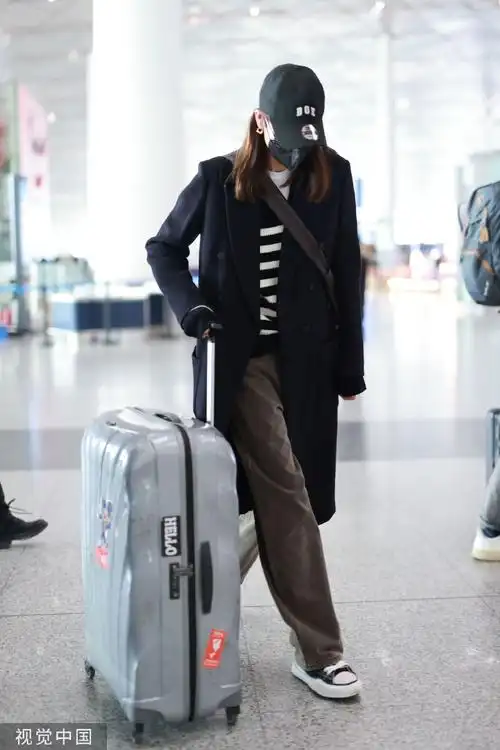 组图:刘雯条纹衫外搭大衣现身机场 身材高桃气质逆天