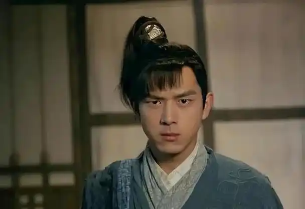 《国色芳华》中的造型英气逼人,修图或许稍稍过多,但即便不修图,李现