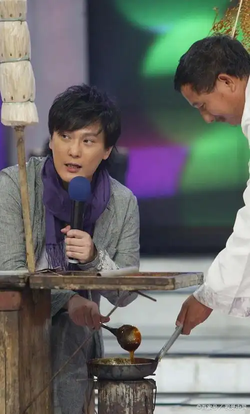 55岁张信哲云南录节目