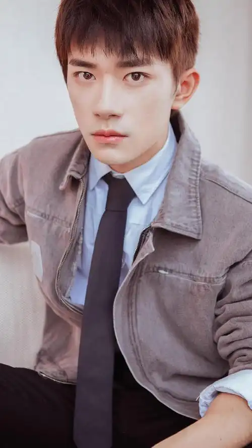 易烊千玺帅气阳光迷人写真