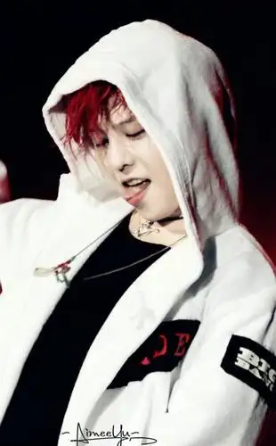 权志龙独宠白色高领衫时尚有个性