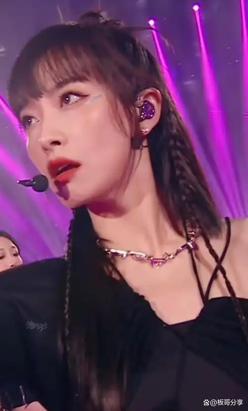 宋茜是韩国历史上第一个中国籍大队队长,她是通过各种高难度的节目和