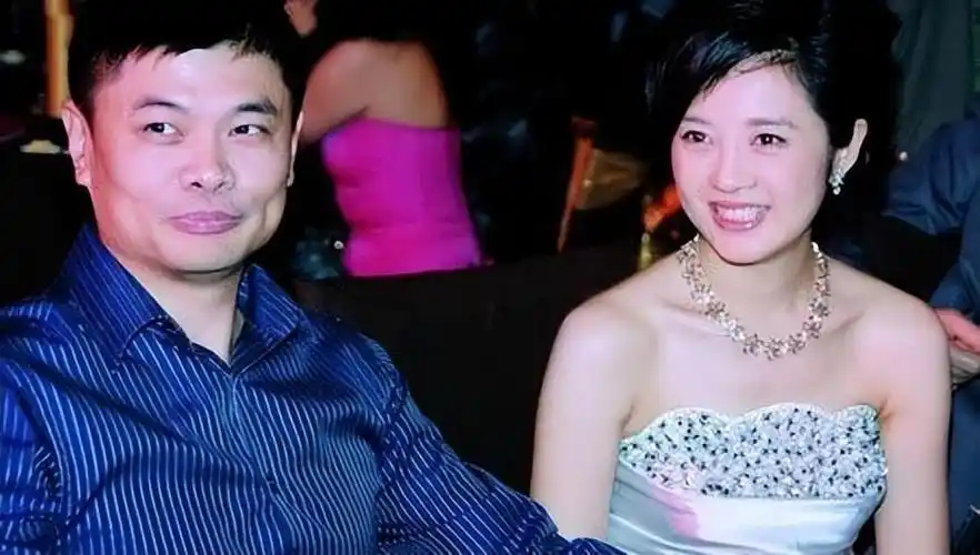 回顾主持人许戈辉:事业巅峰离开央视,嫁富商后与丈夫前妻如姐妹