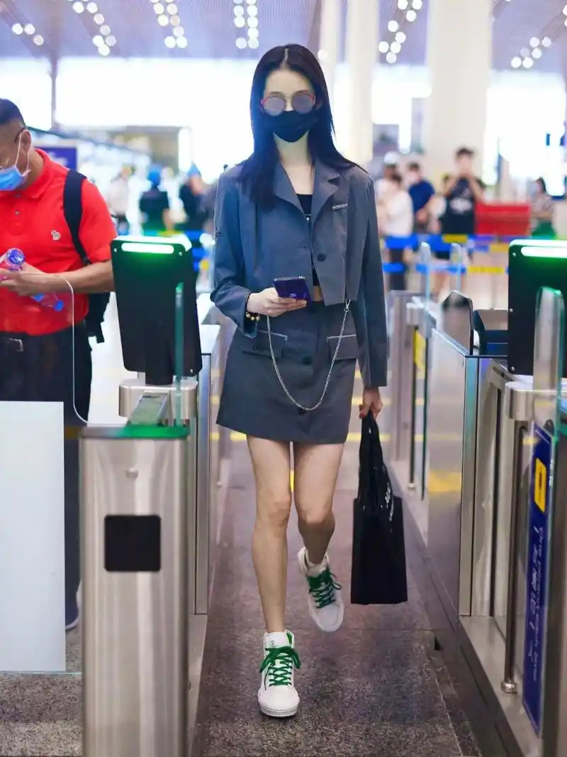 张艺凡机场私服,身材条件太好了  我一直都很关注张艺凡的机场穿搭