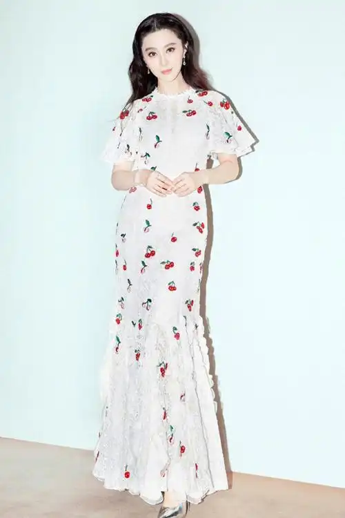 范冰冰风格大变一袭蓝色印花旗袍配黑长直亮相像换了个人似的