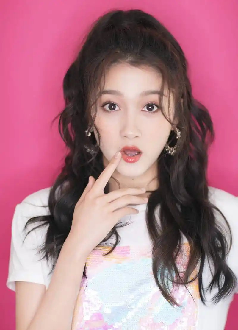 关晓彤亮相2018芭比梦想秀开秀大典,教大家卖萌五连拍,很是可爱