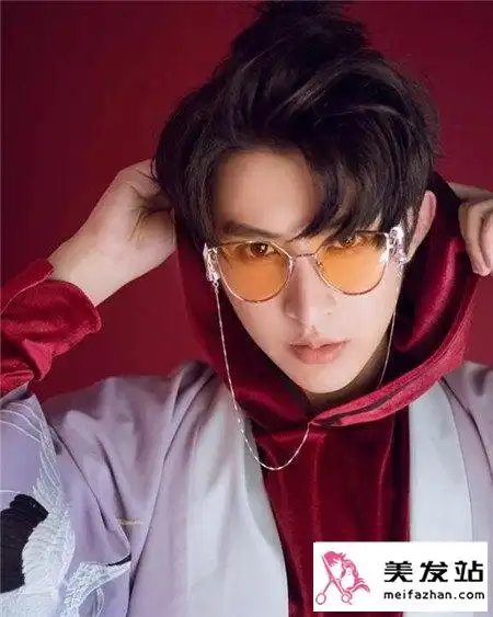 男生三七分心形刘海发型单帅气修饰出好看的脸型