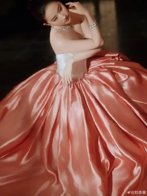 刘亦菲 一身玫瑰公主裙融入宫廷,融入花田.