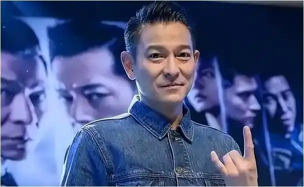 尤其是刘德华,他的颜值一直在线,随着年龄的增长,更加增添了成熟的