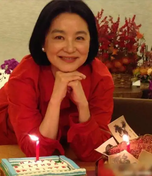65岁林青霞低调过生日身着旗袍华丽端庄优雅老去难掩满脸皱纹