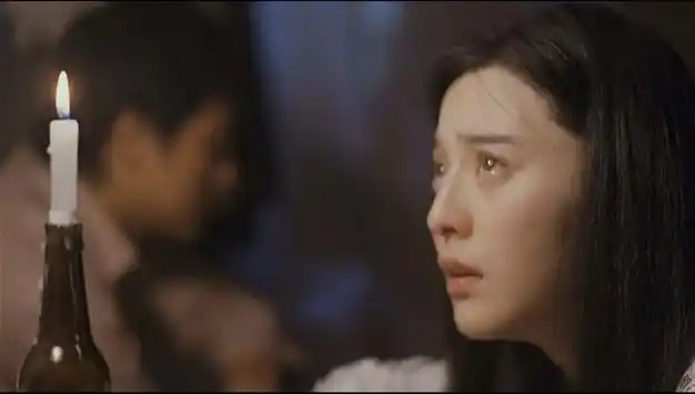 刘苹果(范冰冰 饰)怀孕了,丈夫安坤(佟大为 饰)挎着一张脸,左手使劲捶