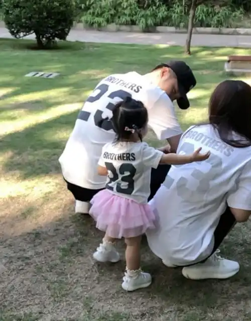 陈赫女儿6岁生日,外婆给外孙女过生日陈赫张子萱穿情侣装好恩爱