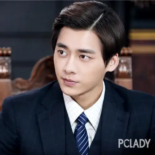 三七分的硬朗发型加上圆形反光式墨镜,虽然看不到会说话的眼睛,但面部