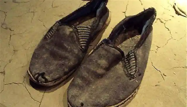 奶奶去世只留下一双破布鞋,大伯把它扔大街,爸爸捡回家惊喜来了_时候