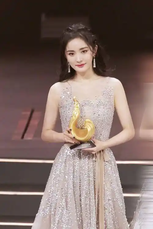 原创过年宅家不胖反瘦身材好到极致的杨幂堪称行走的衣架子