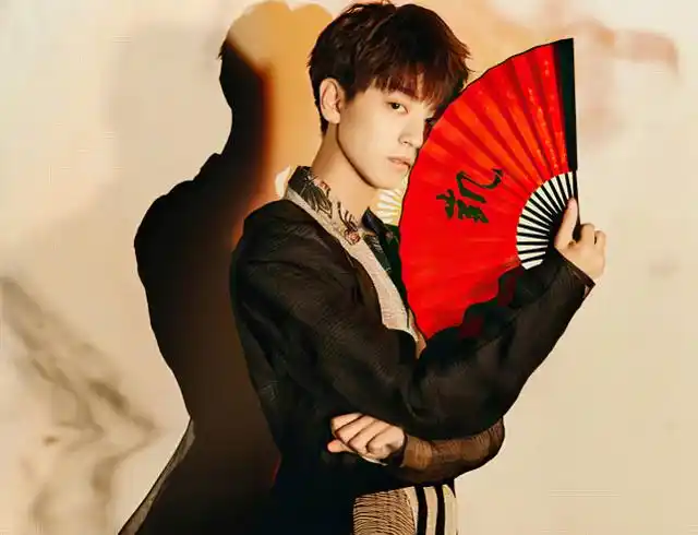 王俊凯拍戏路透,粉丝不拍人对准扇子狂拍,网友:典型的扇比人火