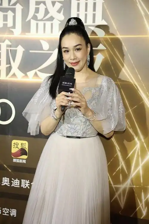 钟丽缇亮相搜狐时尚盛典高马尾造型又美又仙