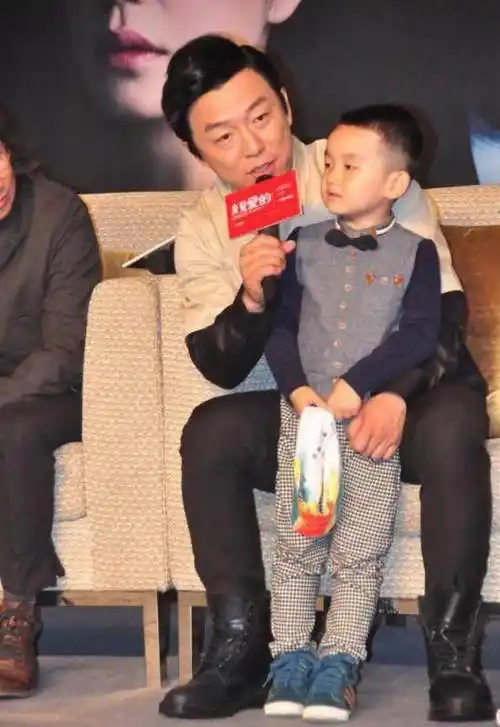 原创影帝黄渤全家照曝光与贤妻厮守13年如今3个孩子全家很幸福