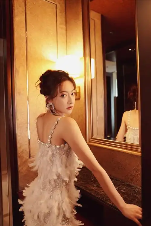 余玥层叠羽毛裙亮相红毯尽显浪漫婀娜氛围