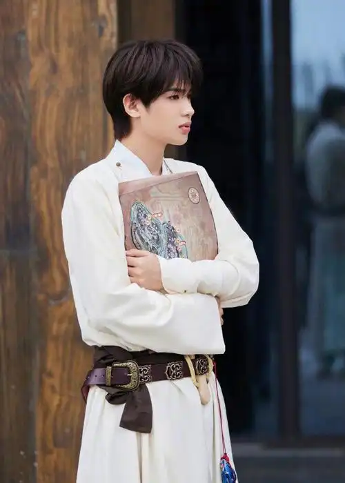 黄明昊极限挑战造型剧照特别帅气的小贾