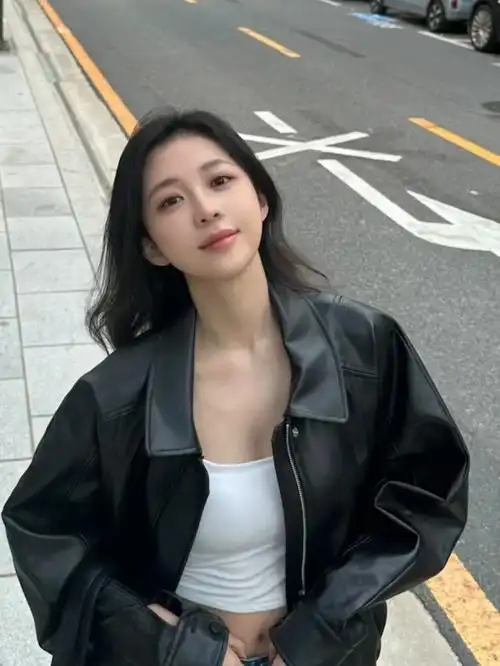 潘玮柏老婆和闺蜜去韩国,宣云穿皮衣外套现身街头,清雅模样完全可以和