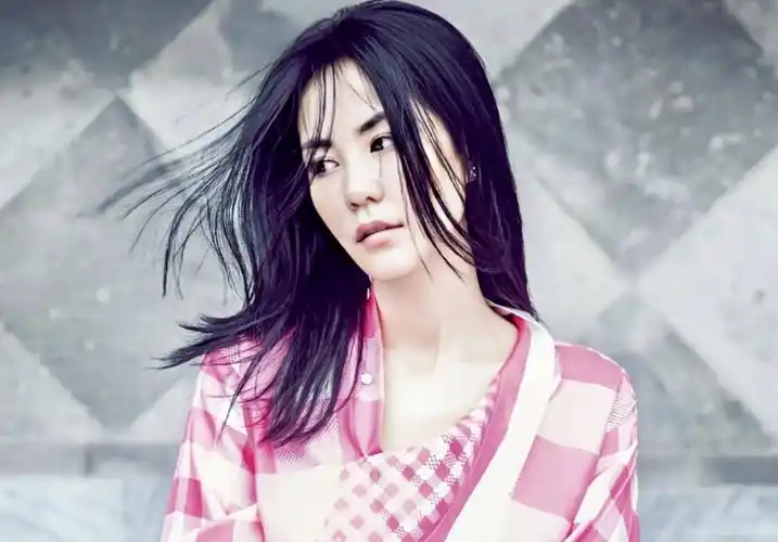 王菲53岁素颜现身寺庙,皮肤白嫩如婴儿,身材却干瘪如老太太