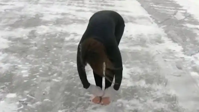 雪地光脚跳个舞,看冻成什么样了