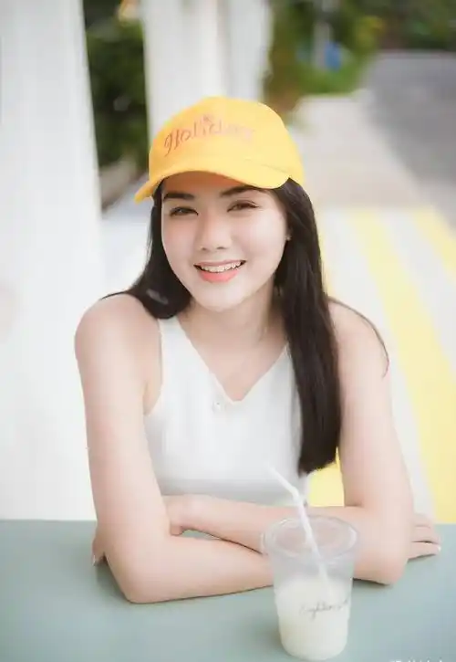 虽然小姐姐的脸蛋确实有点圆,有点大,身材也不是那么高挑纤细,打扮也