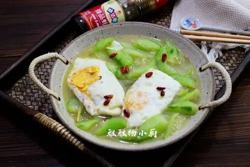 荷包蛋焖丝瓜怎么做_荷包蛋焖丝瓜的做法_雅雅杨小厨_豆果美食