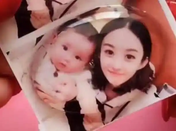 赵丽颖罕晒与儿子合照,4岁想想依偎妈妈身上玩耍,乖巧又可爱_腾讯新闻