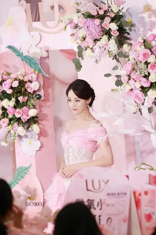 迪丽热巴深圳活动人气##人群中迪丽热巴看了我一眼