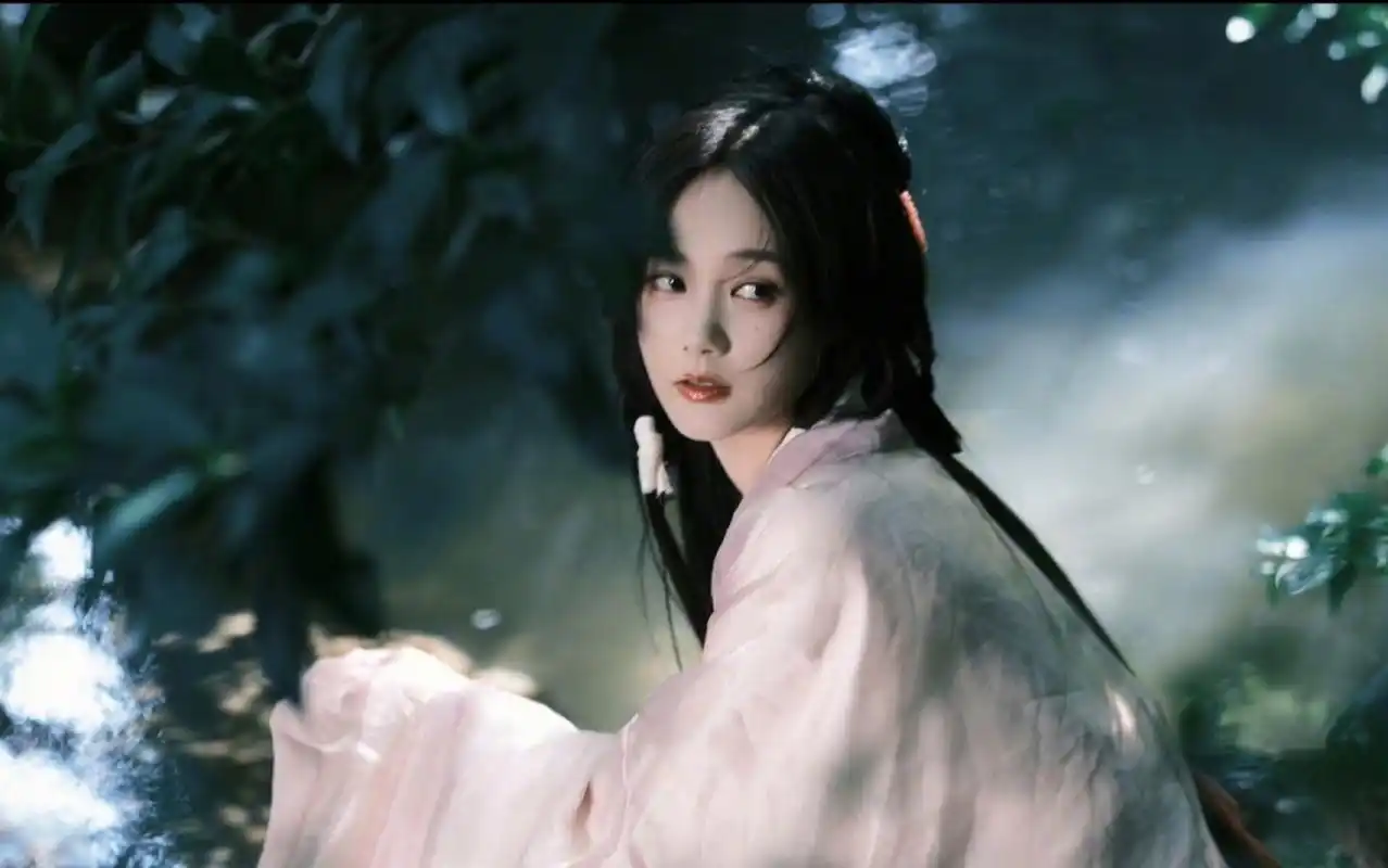 谁家的仙女姐姐快领回家吧!李一桐古装照简直不要太美了[亲吻]